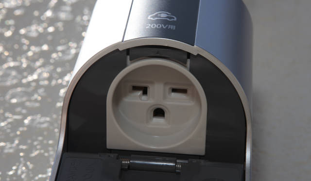 <strong>NISSAN LEAF｜日産 リーフ</strong>　コンセントの形状はほかのメーカーとは違うので共通化が今後の課題だろう 