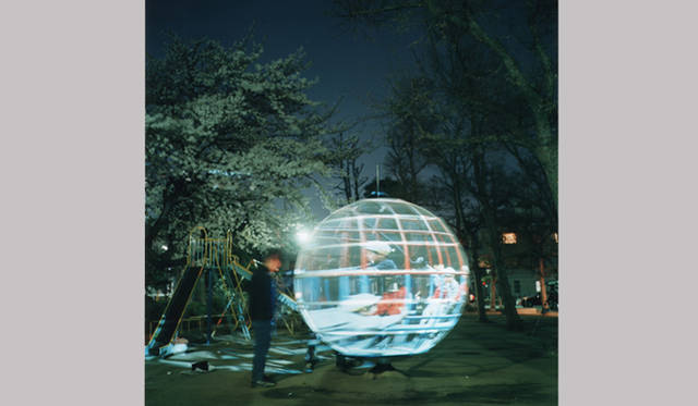 <strong>「BORDER-地球、まばたき、りんご、僕」展</strong>　昼の映像が夜の暗闇に浮かび上がる「遊具の透視法」©Rinko Kawauchi