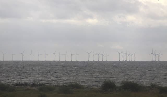 <strong>Yoko Ueno Lewis｜暮らしノート｜スウェーデン直感紀行　Vol.1</strong>　オーレンス橋を渡る列車から見えるバルト海に浮かぶ洋上風車、いかにも北欧らしい風景。