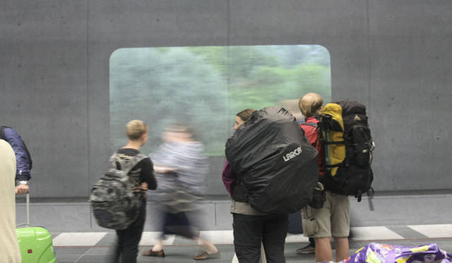 <strong>Yoko Ueno Lewis｜暮らしノート｜スウェーデン直感紀行　Vol.1</strong>　コペンハーゲンの駅のホーム。東京をふくむ世界各地の列車の車窓から見える風景の動画を映し出す壁。まるでその列車に乗っているような楽しさを伝えてくれる。宣伝やサインに代わって、あたりまえのように溶け込んでいる映像アート。