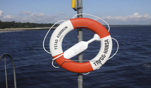 <strong>Yoko Ueno Lewis｜暮らしノート｜スウェーデン直感紀行　Vol.1</strong>　水辺にはかならずといっていいほどあった浮き輪型の鮮やかなサイン。これひとつで絶対見落とさない。