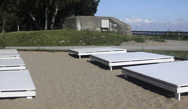 <strong>Yoko Ueno Lewis｜暮らしノート｜スウェーデン直感紀行　Vol.1</strong>　ホテルの敷地内にならぶ板でできた白いデイベッド。よけいなお世話のないシンプルなプレゼンテーション。