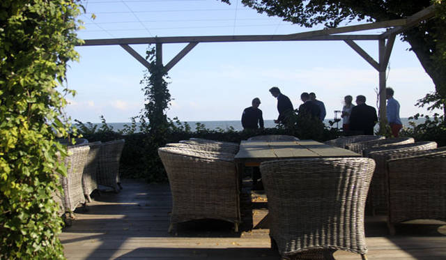 <strong>Yoko Ueno Lewis｜暮らしノート｜スウェーデン直感紀行　Vol.1</strong>　フォーマルなスーツ姿で子どものようにゲームに夢中になっていたホテル客。シルエットが踊っていてきれいだった。