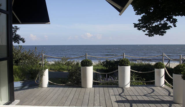 <strong>Yoko Ueno Lewis｜暮らしノート｜スウェーデン直感紀行　Vol.1</strong>　ホテルの敷地内は、バルト海を活かしたシンプルなランドスケープデザイン。