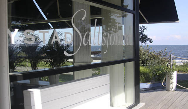 <strong>Yoko Ueno Lewis｜暮らしノート｜スウェーデン直感紀行　Vol.1</strong>　ホテルの離れ。白と黒を基本にしたデザイン、そこにはつねに大きな窓。