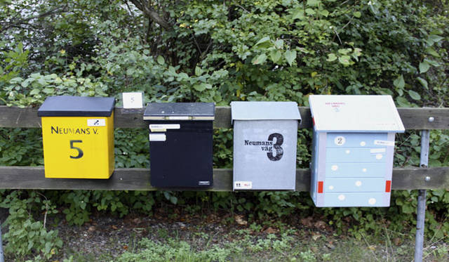 <strong>Yoko Ueno Lewis｜暮らしノート｜スウェーデン直感紀行　Vol.1</strong>　郵便受け。音符のようにならんで響く。