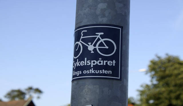 <strong>Yoko Ueno Lewis｜暮らしノート｜スウェーデン直感紀行　Vol.1</strong>　ガルヴィー（ガルヴァナイズ）でできたポールにあった自転車のサイン。