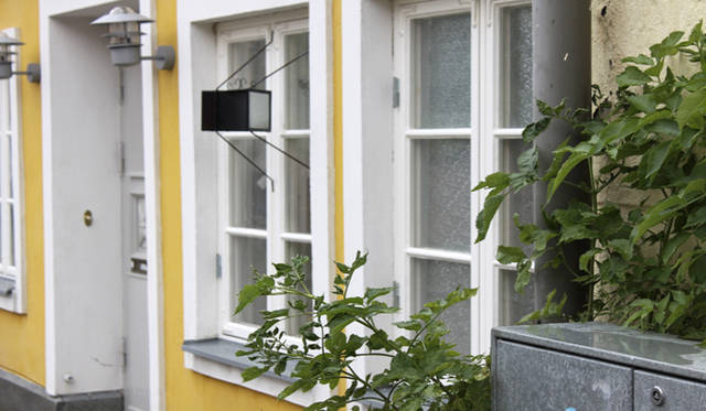 <strong>Yoko Ueno Lewis｜暮らしノート｜スウェーデン直感紀行　Vol.1</strong>　手前のガルヴィーの箱にはたぶん電気やガスのメーターなどが収納されているはず。この箱はこの素材で統一されていて、あちこちにあった。