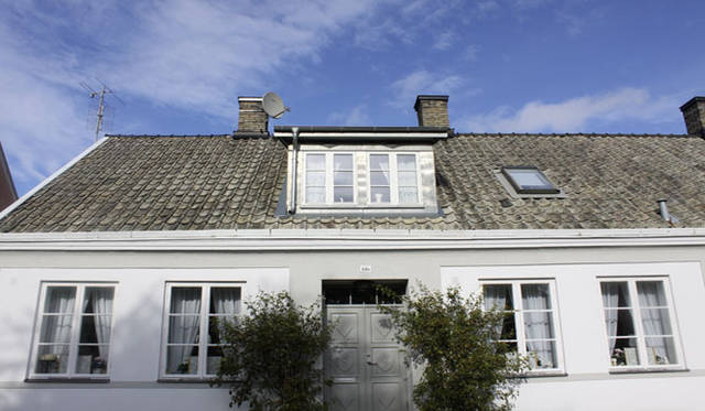 <strong>Yoko Ueno Lewis｜暮らしノート｜スウェーデン直感紀行　Vol.1</strong>　ペントハウスはもちろん窓という窓がすべてさりげなく飾られていた。イスタの街のハウスの窓はほとんどカーテンがおろされていない。