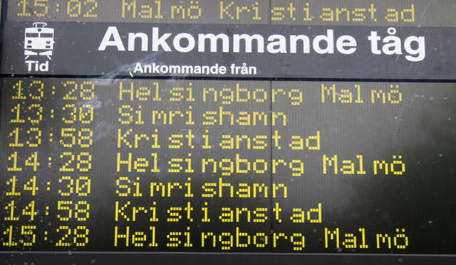 <strong>Yoko Ueno Lewis｜暮らしノート｜スウェーデン直感紀行　Vol.1</strong>　イスタの駅の時刻表。電光のレタリングがシンプル。もちろん手書きの張り紙やサインはどこにも無い。
