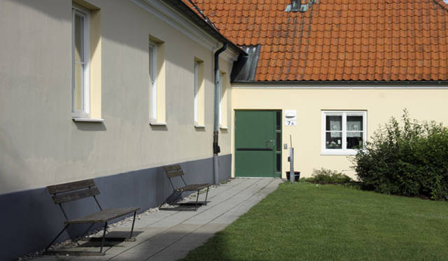 <strong>Yoko Ueno Lewis｜暮らしノート｜スウェーデン直感紀行　Vol.1</strong>　手入れと掃除の行き届いたコートヤード。光の速さまで遅くなるようなイスタの午後。