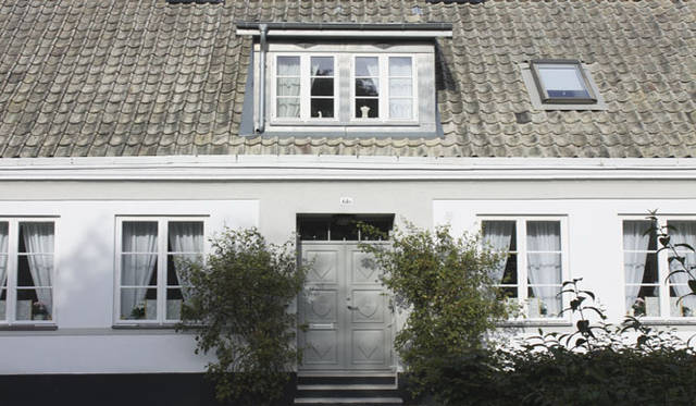 <strong>Yoko Ueno Lewis｜暮らしノート｜スウェーデン直感紀行　Vol.1</strong>　窓に人影が動く。カメラを向けても知らん顔していてくれる、タック！