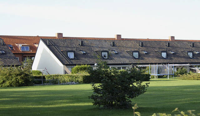 <strong>Yoko Ueno Lewis｜暮らしノート｜スウェーデン直感紀行　Vol.1</strong>　長く長くつながった集合住宅。それぞれの小さな庭の個性が光っていた。