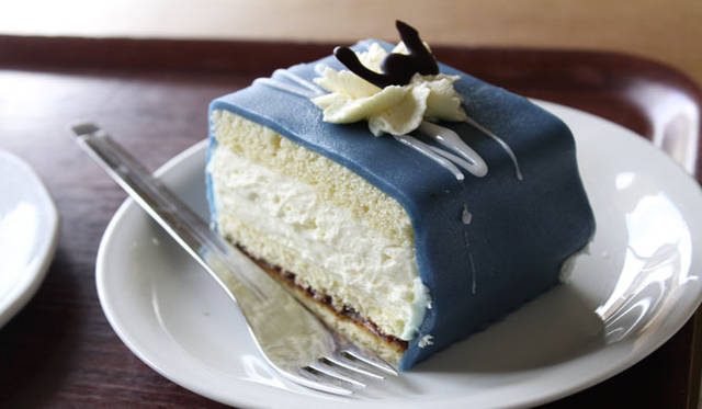 <strong>Yoko Ueno Lewis｜暮らしノート｜スウェーデン直感紀行　Vol.1</strong>　知る人ぞ知る「ワレンダー・ケーキ」。箕輪さんはおそらく日本人で最初にこのケーキを食べたひとだと思う。この不思議なブルーのマジパンの外側は意外にあっさり味でした。「あなたもワレンダー好きなのね」というお店のひとの、ふくみぶかい表情が忘れられない。