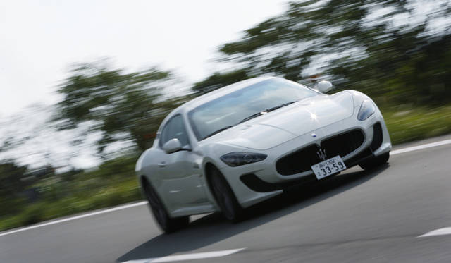 <strong>MASERATI GRANTURISMO MC STRADALE｜マセラティ グラントゥーリズモ MC ストラダーレ</strong>　MCはマセラティのモータースポーツ部門「マセラティ コルサ」の頭文字をとったもの。グラントゥーリズモ MC ストラダーレは、モータースポーツで培ってきた技術を踏襲し開発されたモデルだ。ボディは流体力学にもとづいてつくられ、時速200km/hでの走行時に発生するダウンフォースは、ベースモデルの「グラントゥーリズモ S」にくらべて、フロントで20パーセント、リアで50パーセント増加しているという。