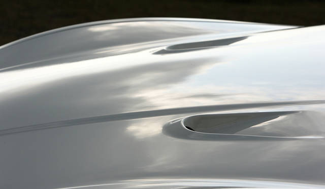 <strong>MASERATI GRANTURISMO MC STRADALE｜マセラティ グラントゥーリズモ MC ストラダーレ</strong>　ボンネットの2カ所にエアアウトレットを設け、エンジンルームの冷却を促進。