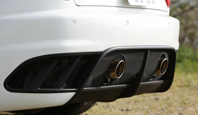 <strong>MASERATI GRANTURISMO MC STRADALE｜マセラティ グラントゥーリズモ MC ストラダーレ</strong>　ボディ下面のエアフローを促進するため、エグゾーストパイプは中央寄りにレイアウト。