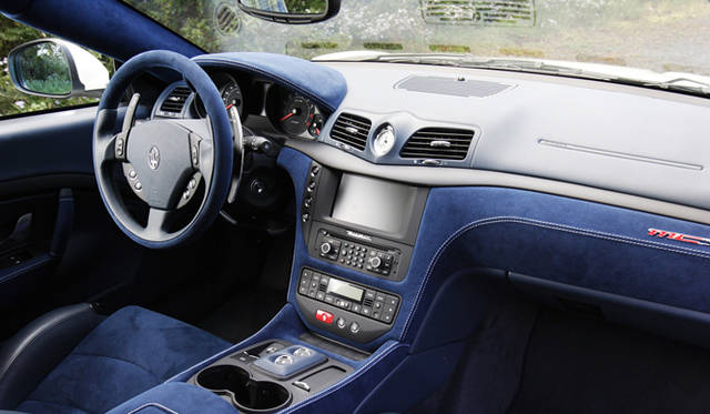 <strong>MASERATI GRANTURISMO MC STRADALE｜マセラティ グラントゥーリズモ MC ストラダーレ</strong>　インテリアは、センターコンソール、アームレスト、コンパートメントカバー、ドアパネルのアームレスト、ハンドル、ダッシュボードのメーターフードにアルカンターラを使用。シンプルでスポーティなデザインながら、ラグジュアリーな印象も醸し出している。今回の試乗車のインテリアカラーは、ブル トロフェオ。