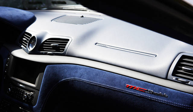 <strong>MASERATI GRANTURISMO MC STRADALE｜マセラティ グラントゥーリズモ MC ストラダーレ</strong>　シート背面はカーボンファイバー製。前後スライドと角度調整はマニュアル式になっている。