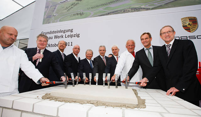 <strong>Porsche｜ポルシェ</strong>　着工式の模様。ポルシェ ライプツィヒ 理事会 議長　Siegfried Bülow、ポルシェSEの取締役会のメンバー Hans Dieter Pötsch、ポルシェ AG グループ評議会のチェアマン Uwe Hück、 ポルシェAG監査役会会長　Dr. Wolfgang Porscheらが出席した。