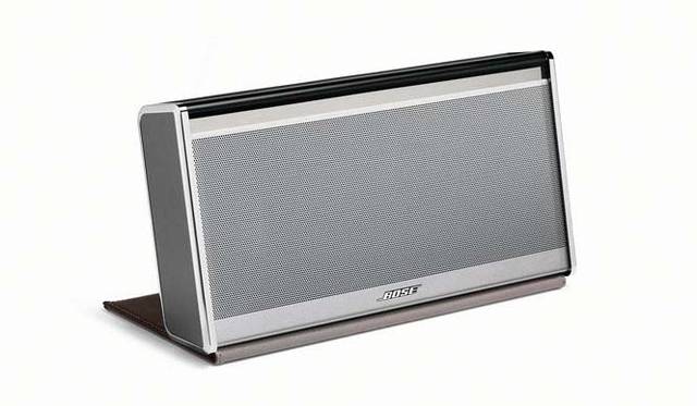 <strong>BOSE｜ボーズ</strong>　高級感あふれるレザー製保護カバー（ダークブラウン）でプレミアム仕上げのトリムを採用した「SoundLink® Wireless Mobile Speaker – LX」