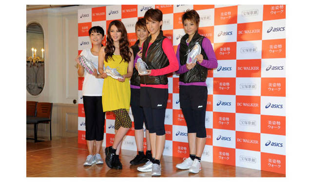 <strong>asics｜アシックス</strong>　新ウォーキングシューズ「BC WALKER」　左から、コンディショニングトレーナーの有吉与志恵さん、モデルの渡辺知夏子さん、宝塚歌劇団 星組の皆さん