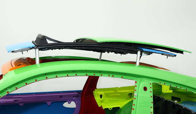 <strong>ポルシェ 911 カレラ テクニカルワークショップ開催</strong>　ルーフはモジュラー構造。スライディングルーフははじめてアウタースライドタイプとされ、大開口を実現した。  