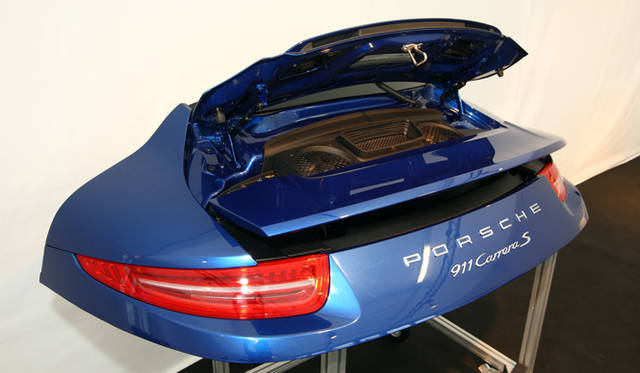 <strong>ポルシェ 911 カレラ テクニカルワークショップ開催</strong>　車輛後端にうつされ、幅が898mmから1,137mmまで拡大されたリアスポイラーもパーツをグラム単位で重量を軽減。ひとつのパーツにふたつ以上の役割をもたせるなど工夫されている。