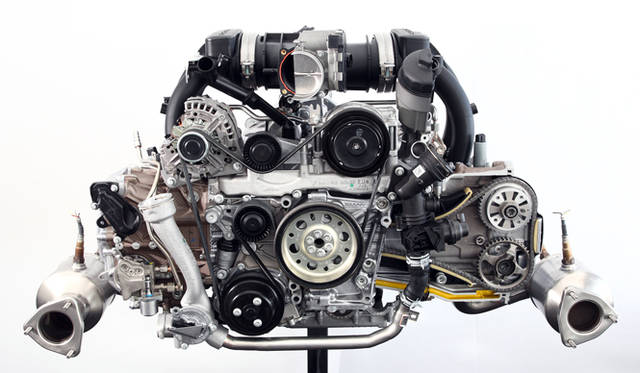 <strong>ポルシェ 911 カレラ テクニカルワークショップ開催</strong>　水平対向6気筒直噴エンジンは997後期型の改良版。パワーアップ、燃費向上のみならず、補機類をふくめてトータルで10kgの軽量化を実現している。 