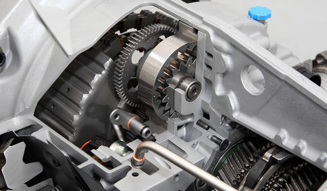 <strong>ポルシェ 911 カレラ テクニカルワークショップ開催</strong>　7段PDKも内部は大幅に改良されている。PTV Plusでは電子制御式リミテッドスリップデフを内蔵。左右輪の駆動力を連続的に変化させ、曲げやすさと安定性を両立。