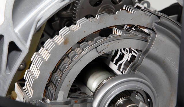 <strong>ポルシェ 911 カレラ テクニカルワークショップ開催</strong>　PDKの湿式多板クラッチ。奇数ギア、偶数ギアをそれぞれ担当するふたつのクラッチセットが備わる。 