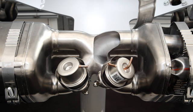 <strong>ポルシェ 911 カレラ テクニカルワークショップ開催</strong>　高負荷域ではサイレンサー内のバルブが開いて排気経路が変わり、よりダイナミックなサウンドを奏でる。 