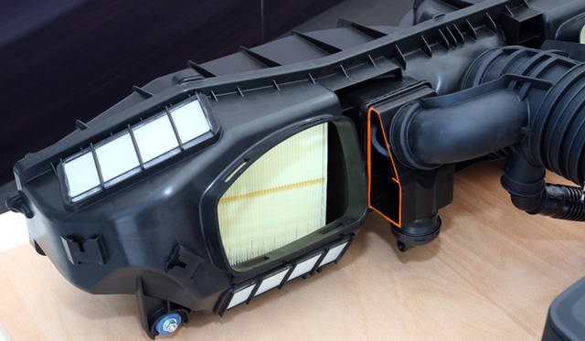 <strong>ポルシェ 911 カレラ テクニカルワークショップ開催</strong>　エアフィルターボックス上面のスリットは音響効果を狙ったものだ。  