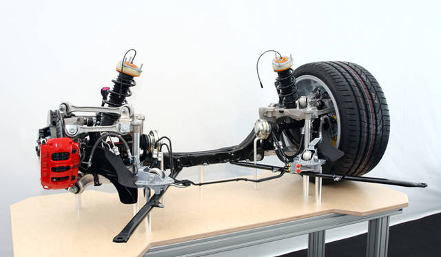 <strong>ポルシェ 911 カレラ テクニカルワークショップ開催</strong>　リアサスペンションもアルミ製パーツを多用。パワーアップにともない剛性アップにも力が注がれた。 