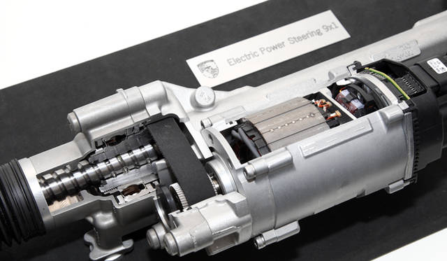 <strong>ポルシェ 911 カレラ テクニカルワークショップ開催</strong>　ギアではなくコグドベルトが使われていることに注目。これも小型化、軽量化、そして摩擦低減のためだ。  
