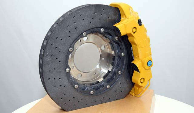 <strong>ポルシェ 911 カレラ テクニカルワークショップ開催</strong>　PCCB（ポルシェ・カーボン・コンポジット・ブレーキ）装着車はフロントブレーキローターが400mm径とされる。  