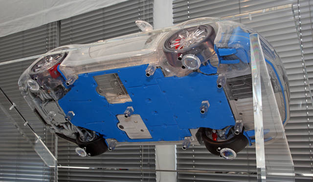 <strong>ポルシェ 911 カレラ テクニカルワークショップ開催</strong>　空力特性向上のためボディ表面だけでなく床下の整流にも積極的な新型911 カレラ。前から後ろまで、フロアはほぼフラットになっている。