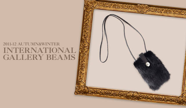 <strong>INTERNATIONAL GALLERY BEAMS｜インターナショナルギャラリー ビームス</strong><br />柔らかな手触りがやみつきになるミンクファーのiPhoneケースは、アクセントとしてどんなスタイルにも合わせやすい気軽さが魅力！<br />iPhoneケース（GIOVI）　2万6250円（ジョーヴィ／インターナショナルギャラリー ビームス　Tel. 03-3470-3925）