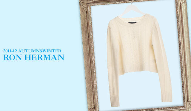 <strong>Ron Herman｜ロンハーマン</strong>　キーワードは“ANGELENO IN THE UK”<br />今季のトレンドアイテムとして注目されるケーブルニットは、ボトムスとのバランスを考え、ショート丈をセレクト！<br />ケーブルニット（velvet）　3万8850円　（ベルベット／ロンハーマン　Tel. 03-3402-6839）