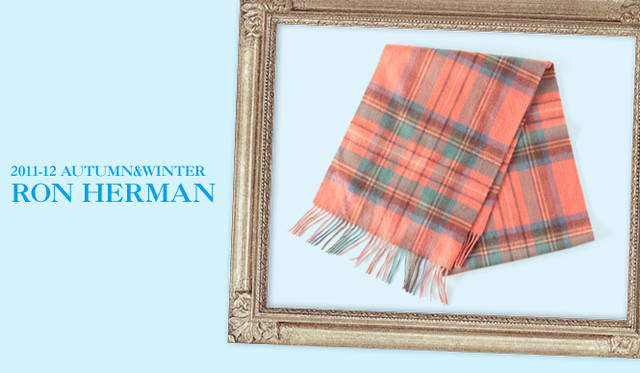 <strong>Ron Herman｜ロンハーマン</strong>　キーワードは“ANGELENO IN THE UK”<br />褪せたような色合いが今年らしさを演出する、英国ロイヤルスチュワートチェックでUKの気分をプラス。<br />ストール（Johnstons）　2万5200円　（ジョンストンズ／ロンハーマン　Tel. 03-3402-6839）