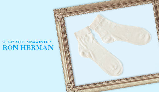 <strong>Ron Herman｜ロンハーマン</strong>　キーワードは“ANGELENO IN THE UK”<br />ドレスシューズにソックスの合わせは、もっとも今シーズンらしい着こなしポイント。<br />シルクソックス（BLEUFORET）　2310円　（ブルー フォレ／ロンハーマン　Tel. 03-3402-6839）