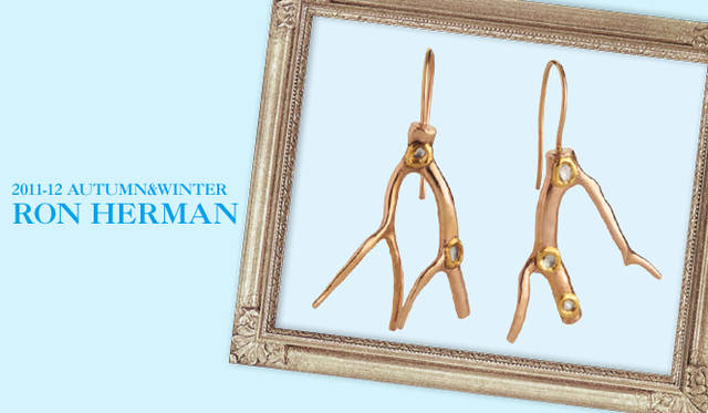 <strong>Ron Herman｜ロンハーマン</strong>　キーワードは“ANGELENO IN THE UK”<br />メンズライクなスタイリングには、ナチュラルなモチーフでさりげなくフェミニティをプラス。<br />ピアス（DEZSO）[ゴールド×ラフダイヤモンド]　19万9500円（デッツォ／ロンハーマン　Tel. 03-3402-6839）