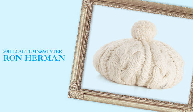 <strong>Ron Herman｜ロンハーマン</strong>　キーワードは“ANGELENO IN THE UK”<br />存在感のあるニットのベレー帽で、大人しくまとまりがちなグッドガールスタイルに遊び心をプラスして。<br />ニットベレー帽（MUHLBAUER）　3万4650円（ミュールバウアー／ロンハーマン　Tel. 03-3402-6839）
