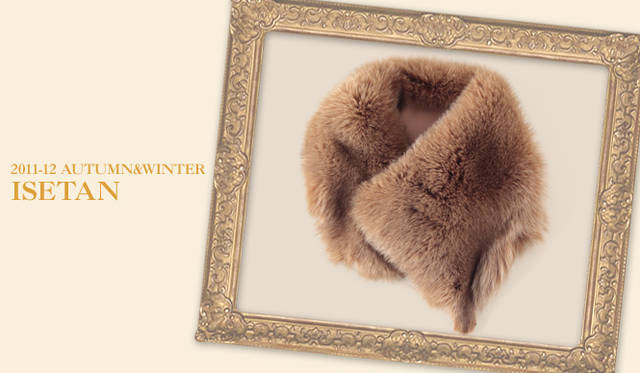 <strong>伊勢丹新宿店｜イセタンシンジュクテン</strong>　キーワードは“ノスタルジックモダン”<br />上質なミンクファーの贅たくな手触りとボリュームがスタイルにエレガンスをプラス。<br />ファーストール（Circulation）　6万8250円　（サーキュレーション／伊勢丹新宿店　Tel. 03-3352-1111[大代表]）