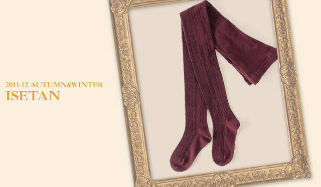 <strong>伊勢丹新宿店｜イセタンシンジュクテン</strong>　キーワードは“ノスタルジックモダン”<br />どんなスタイルにも共通して注目されるリブ編みタイツは今季のマストハブアイテム！　なかでもパープルに近いダークレッドが今年らしい。　タイツ（isetan original）　2940円　（イセタン オリジナル／伊勢丹新宿店　Tel. 03-3352-1111[大代表]）