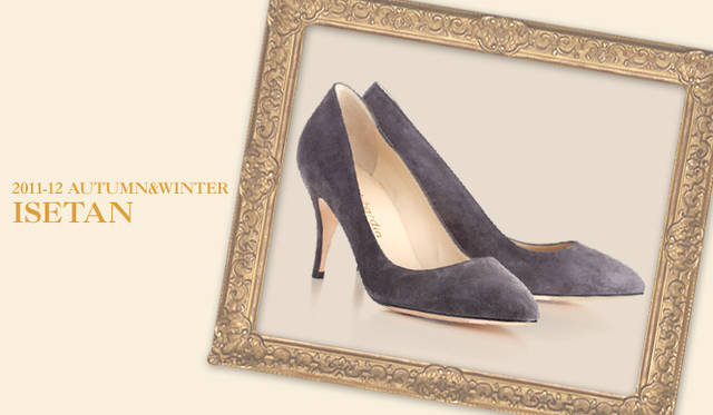 <strong>伊勢丹新宿店｜イセタンシンジュクテン</strong>　キーワードは“ノスタルジックモダン”<br />トップス同様、個性の強いカラーアイテムにはマイルドなグレーカラーが好相性。スエードのマットな質感が全体のバランスをエレガントにまとめてくれる。　パンプス（MAX KIBARDIN）　5万1450円　（マックル キバルディン／伊勢丹新宿店　Tel. 03-3352-1111[大代表]）