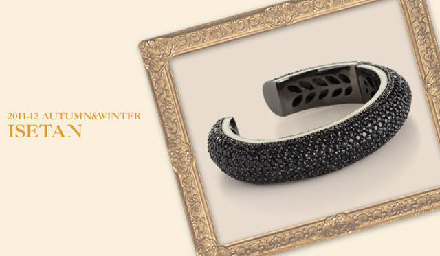 <strong>伊勢丹新宿店｜イセタンシンジュクテン</strong>　キーワードは“エヴォルヴ・ベーシック”<br />マットなブラックで統一されたスタイルには、さりげなく輝きをプラス。あえて同色を選び、全体の質感とのコントラストを楽しむクールなアクセントに。　バングル（M.C.L）　32万3400円　（エム.シー.エル／伊勢丹新宿店　Tel. 03-3352-1111[大代表]）