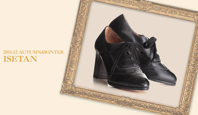 <strong>伊勢丹新宿店｜イセタンシンジュクテン</strong>　キーワードは“エヴォルヴ・ベーシック”<br />モッズコート、マキシ丈ワンピースと、リラックス感のあるカジュアルなコーディネイトは、足もとをマニッシュなレースアップシューズで引き締めて。　シューズ（Chloé）　8万850円　（クロエ／伊勢丹新宿店　Tel. 03-3352-1111[大代表]）