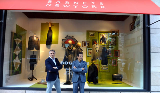 <strong>BOGLIOLI｜ボリオリ</strong>　特別にボリオリがディスプレイされた、バーニーズ　ニューヨーク銀座店。ボリオリ会長のマリオ氏（左）とCEOのファルキ氏。