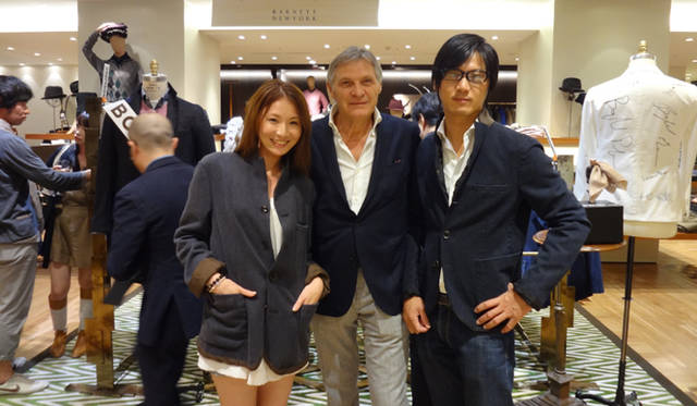 <strong>BOGLIOLI｜ボリオリ</strong>　ボリオリとカラーがコラボレーションしたジャケットを、マリオ会長自ら福岡店のお客様に着せて記念写真。